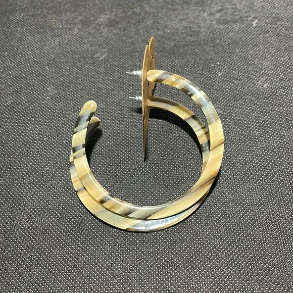 Plastic hoop earrings - Picture 1 of 4